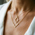 Elegant necklace with geometric V-shaped pendant – image 2