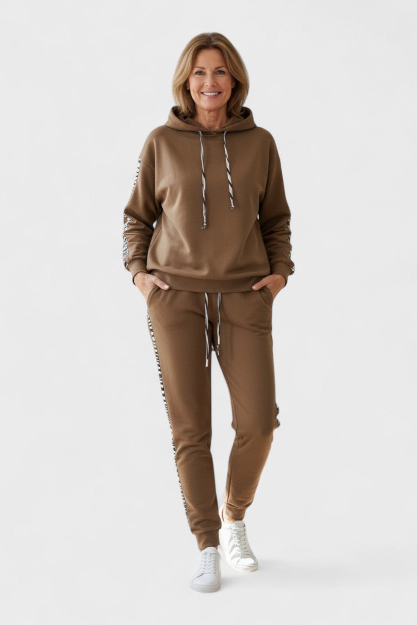 Frida – Women's jogging set in luxurious soft comfort – Brown / S