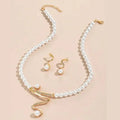 Set consisting of necklace and earrings made of natural pearls – image 3
