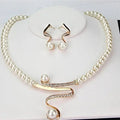 Set consisting of necklace and earrings made of natural pearls