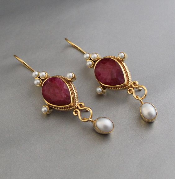 Vintage earrings with ruby and pearl – Red